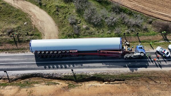 Kırklareli'nde rüzgar türbini gövdesini taşıyan TIR devrildi - Sputnik Türkiye