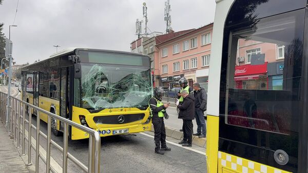 Üsküdar'da 2 İETT otobüsü çarpıştı
 - Sputnik Türkiye