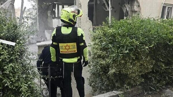 İran'ın misilleme saldırıları sonrası İsrail'de bir bina - Sputnik Türkiye