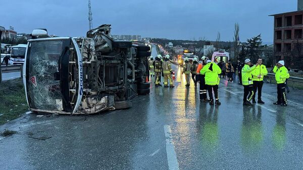 Büyükçekmece’de servis aracı devrildi - Sputnik Türkiye