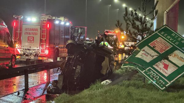 İstanbul Kuzey Marmara Otoyolu'nda panelvan tipi minibüsün karıştığı kazada 1 kişi öldü, 1 kişi ağır yaralandı.  - Sputnik Türkiye