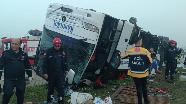 Adana'nın Kozan ilçesinde yolcu otobüsünün devrilmesi sonucu 2 kişi hayatını kaybetti, 19 kişi yaralandı. - Sputnik Türkiye