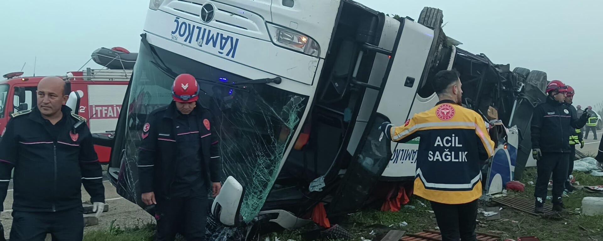 Adana'nın Kozan ilçesinde yolcu otobüsünün devrilmesi sonucu 2 kişi hayatını kaybetti, 19 kişi yaralandı. - Sputnik Türkiye, 1920, 20.03.2026
