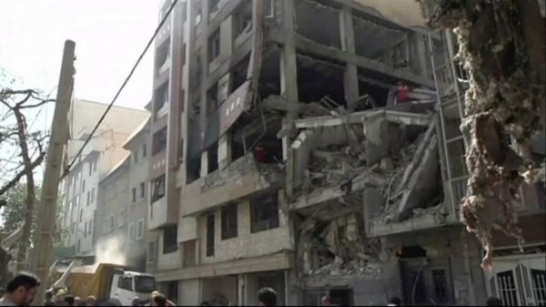 Tahran'ın merkezinde İsrail saldırısı sonucu yıkılan bir ev. - Sputnik Türkiye