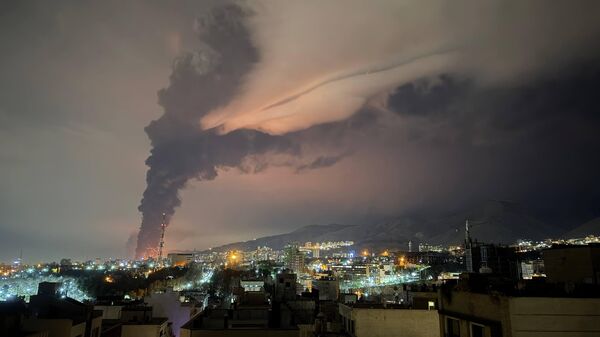Tahran'ın batısındaki Şahran petrol deposu tesisinde patlama meydana geldi. - Sputnik Türkiye