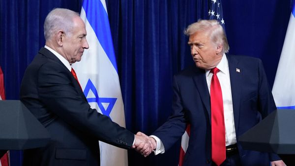 President Donald Trump shakes hands with Israel's Prime Minister Benjamin Netanyahu at the end of a news conference at Mar-a-Lago, Monday, Dec. 29, 2025, in Palm Beach, Fla - Sputnik Türkiye