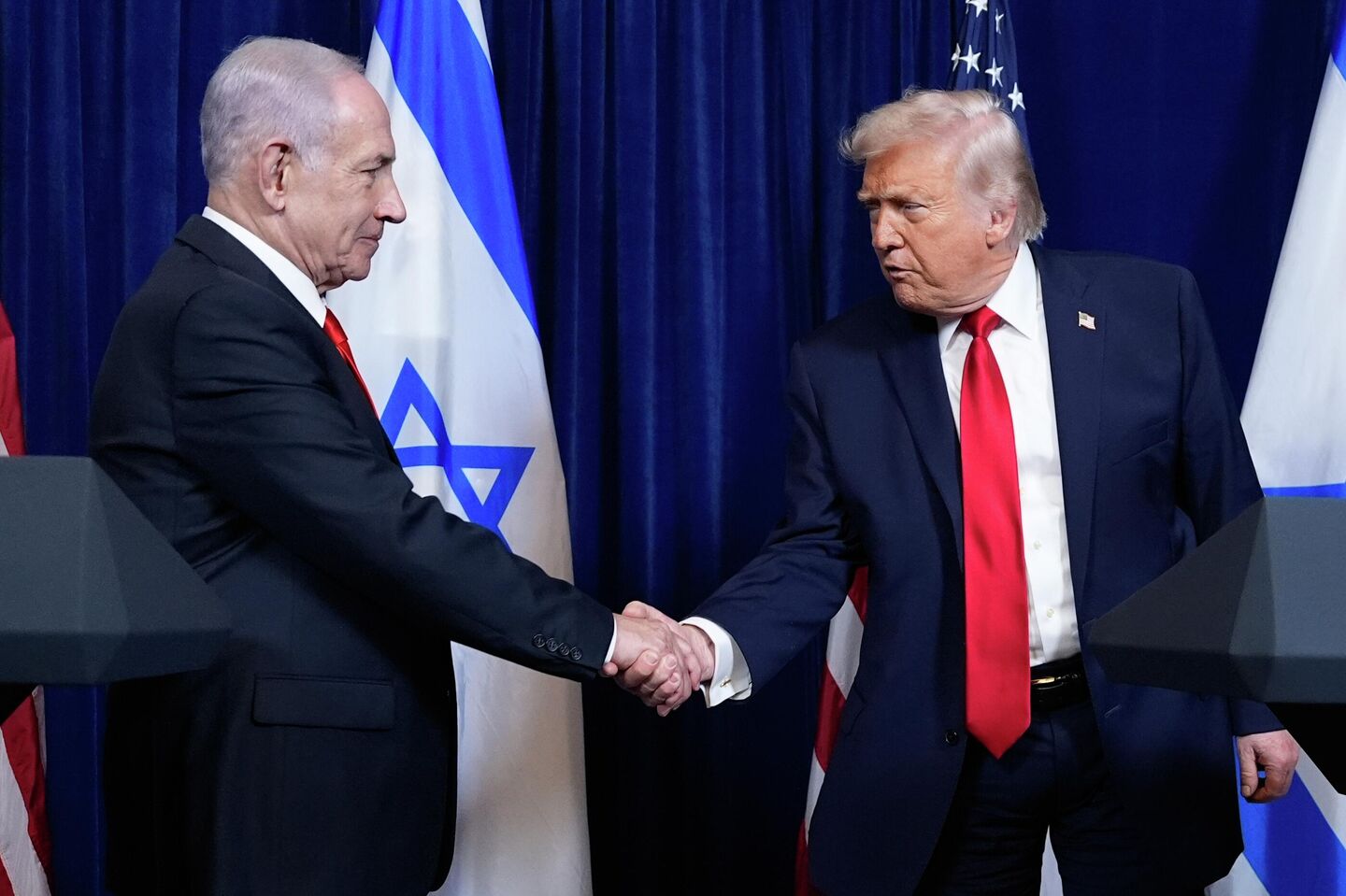 President Donald Trump shakes hands with Israel's Prime Minister Benjamin Netanyahu at the end of a news conference at Mar-a-Lago, Monday, Dec. 29, 2025, in Palm Beach, Fla - Sputnik Türkiye