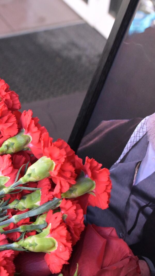 Kazan&#x27;daki İran Başkonsolosluğu&#x27;na çiçek bırakılması - Sputnik Türkiye