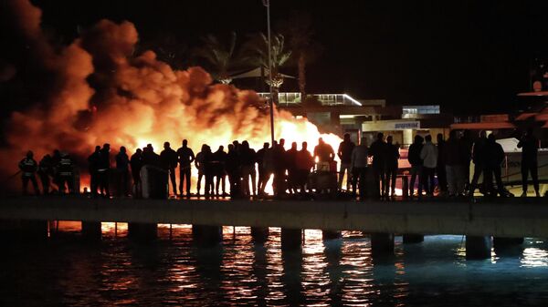 Muğla'nın Bodrum ilçesinde marinada demirli 5 motoryatta çıkan yangına müdahale ediliyor. - Sputnik Türkiye