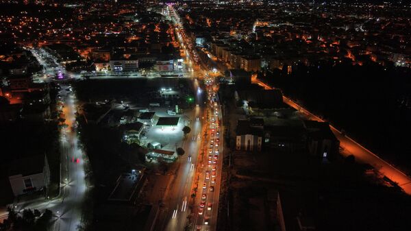 Yollarda bayram tatili dönüşü yoğunluğu - Sputnik Türkiye