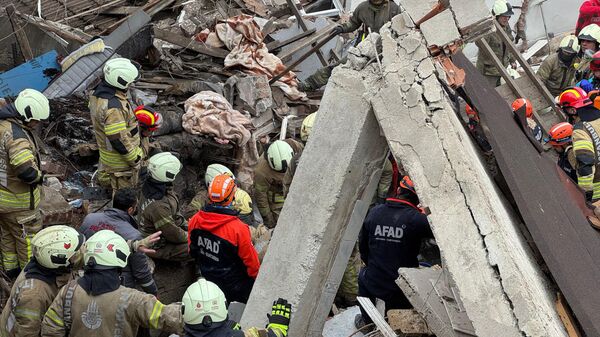 İstanbul'da çöken bina - Sputnik Türkiye