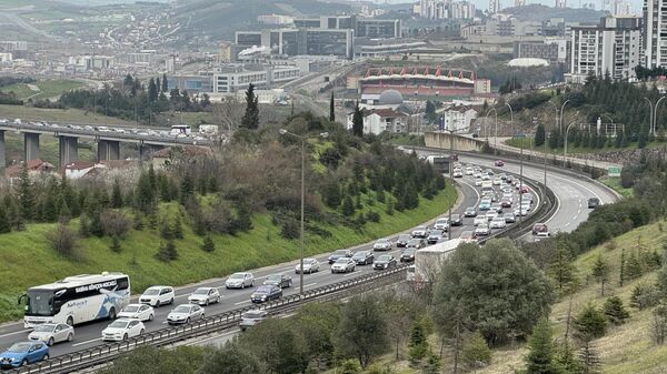 Anadolu Otoyolu'nun Kocaeli kesimi İstanbul istikametinde Ramazan Bayramı tatilinden dönenler nedeniyle trafik yoğunluğu  - Sputnik Türkiye