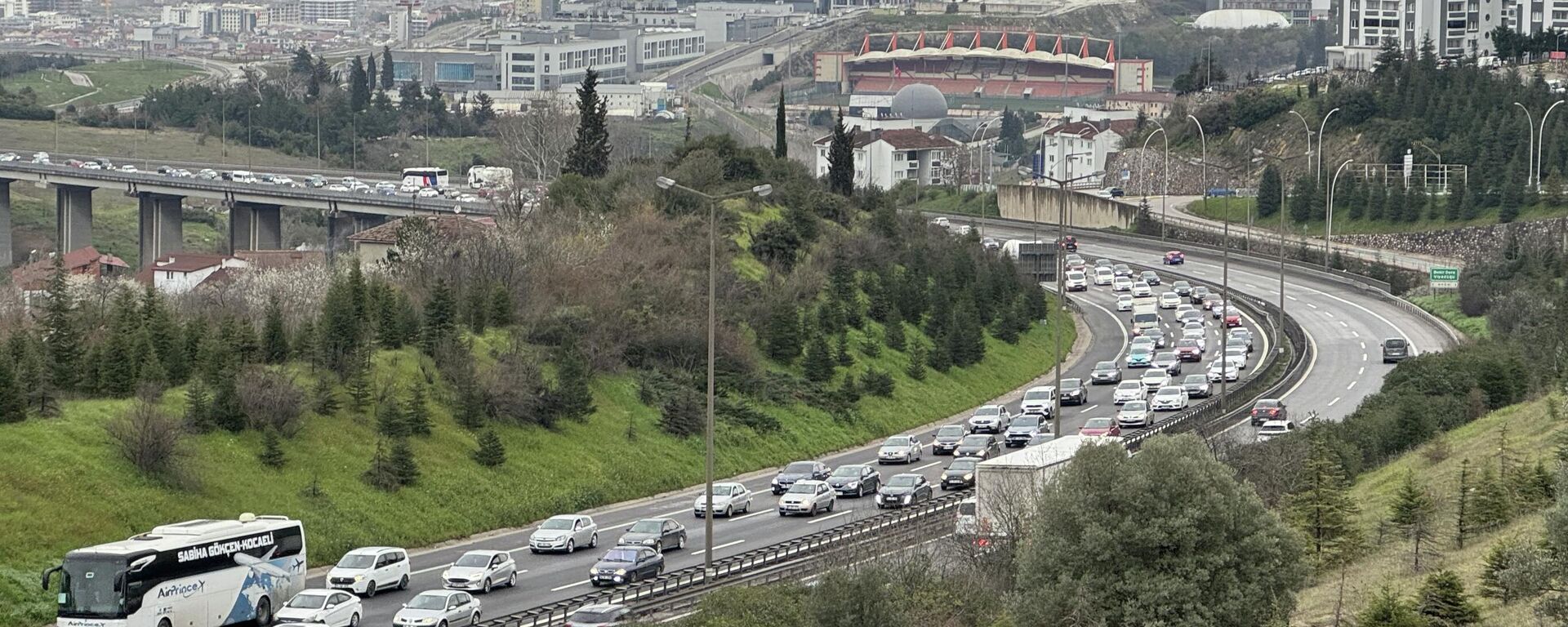 Anadolu Otoyolu'nun Kocaeli kesimi İstanbul istikametinde Ramazan Bayramı tatilinden dönenler nedeniyle trafik yoğunluğu  - Sputnik Türkiye, 1920, 22.03.2026