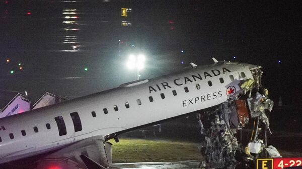 New York'ta iniş yapan yolcu uçağı itfaiye aracına çarptı - Sputnik Türkiye