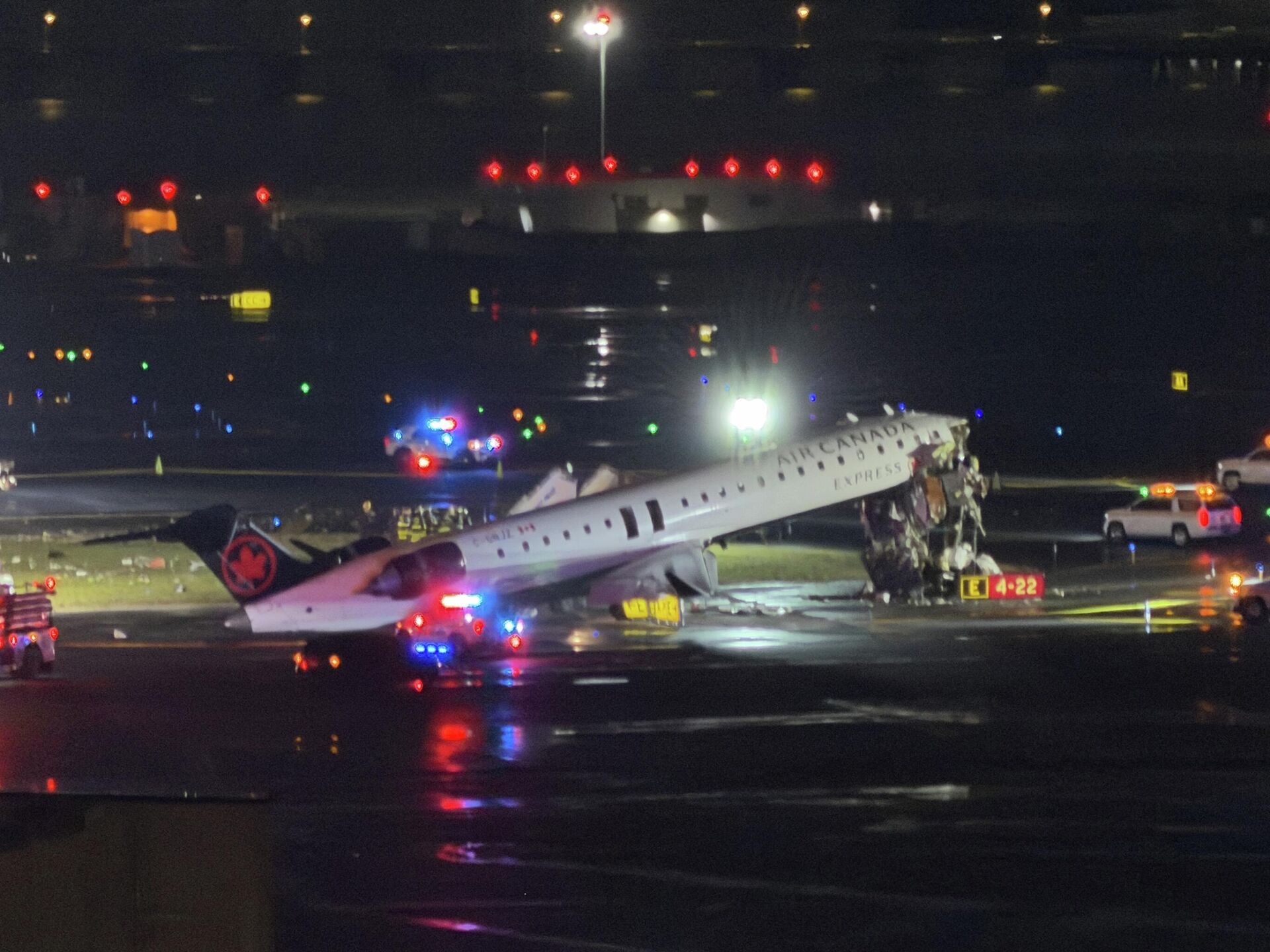 New York'ta iniş yapan yolcu uçağı itfaiye aracına çarptı: 2 ölü - Sputnik Türkiye, 1920, 23.03.2026