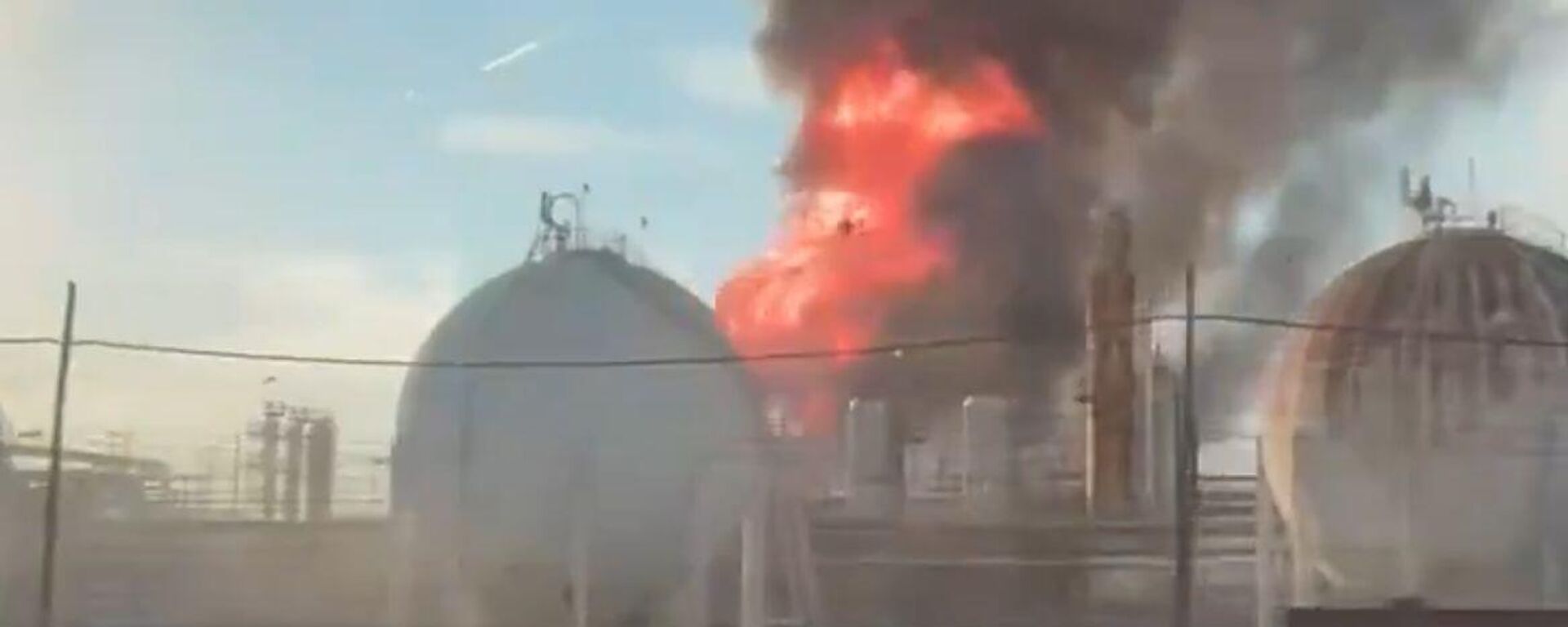 Teksas’ın Port Arthur kentindeki Valero rafinerisinde meydana gelen patlama sonrası büyük yangın çıktı. - Sputnik Türkiye, 1920, 24.03.2026