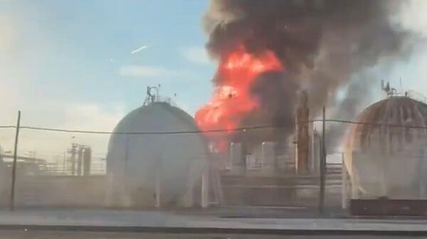 Teksas’ın Port Arthur kentindeki Valero rafinerisinde meydana gelen patlama sonrası büyük yangın çıktı. - Sputnik Türkiye