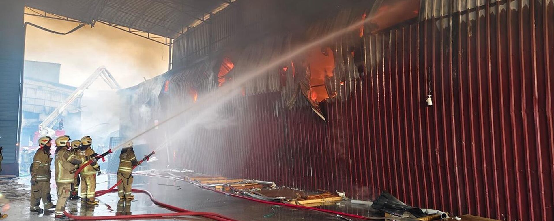 İzmir'de sanayi sitesine yangın: 2 mobilya deposu kül oldu - Sputnik Türkiye, 1920, 25.03.2026