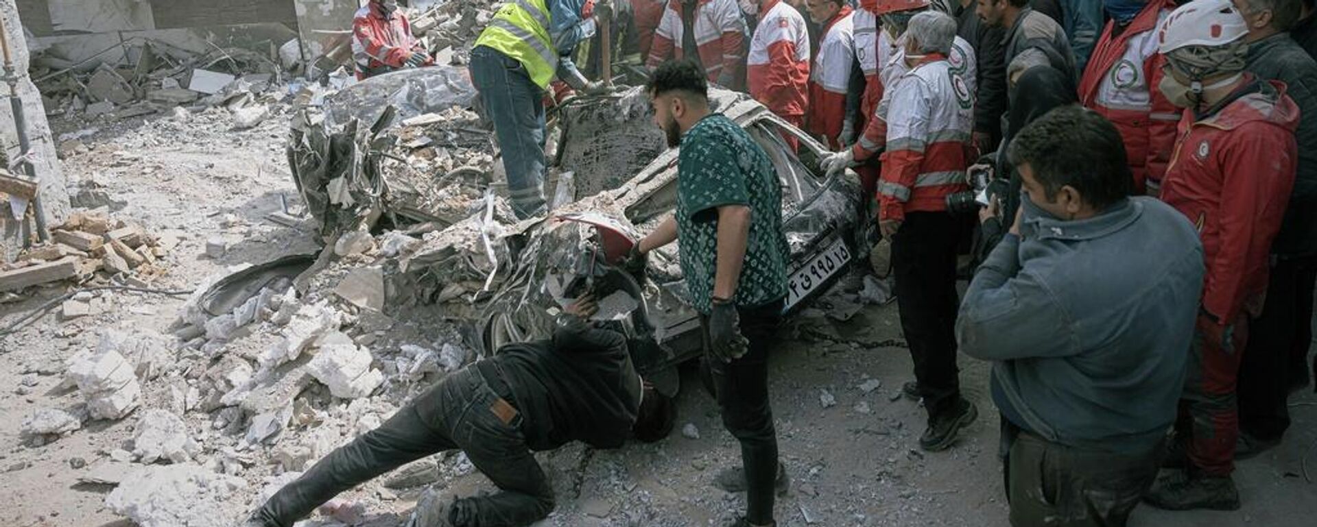 ABD-İsrail saldırıları sonrasında İran'ın kuzeybatısındaki Doğu Azerbaycan eyaletine bağlı Tebriz'de hasar gören bir konut binasının enkazı, 24 Mart - Sputnik Türkiye, 1920, 25.03.2026