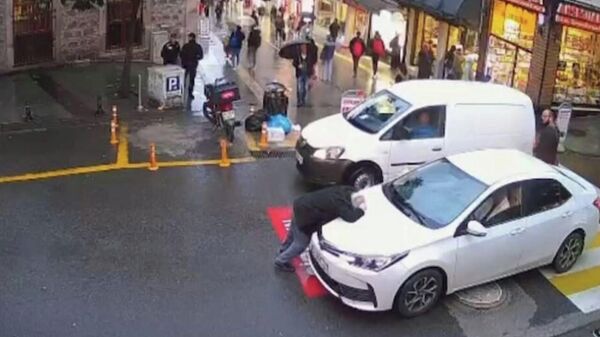 Duran otomobile çarpıp kendisini yere atmıştı: Yaşlı adam hayatını kaybetti - Sputnik Türkiye