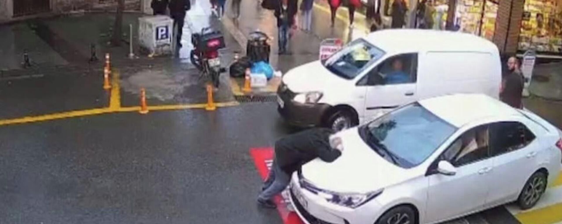 Duran otomobile çarpıp kendisini yere atmıştı: Yaşlı adam hayatını kaybetti - Sputnik Türkiye, 1920, 25.03.2026