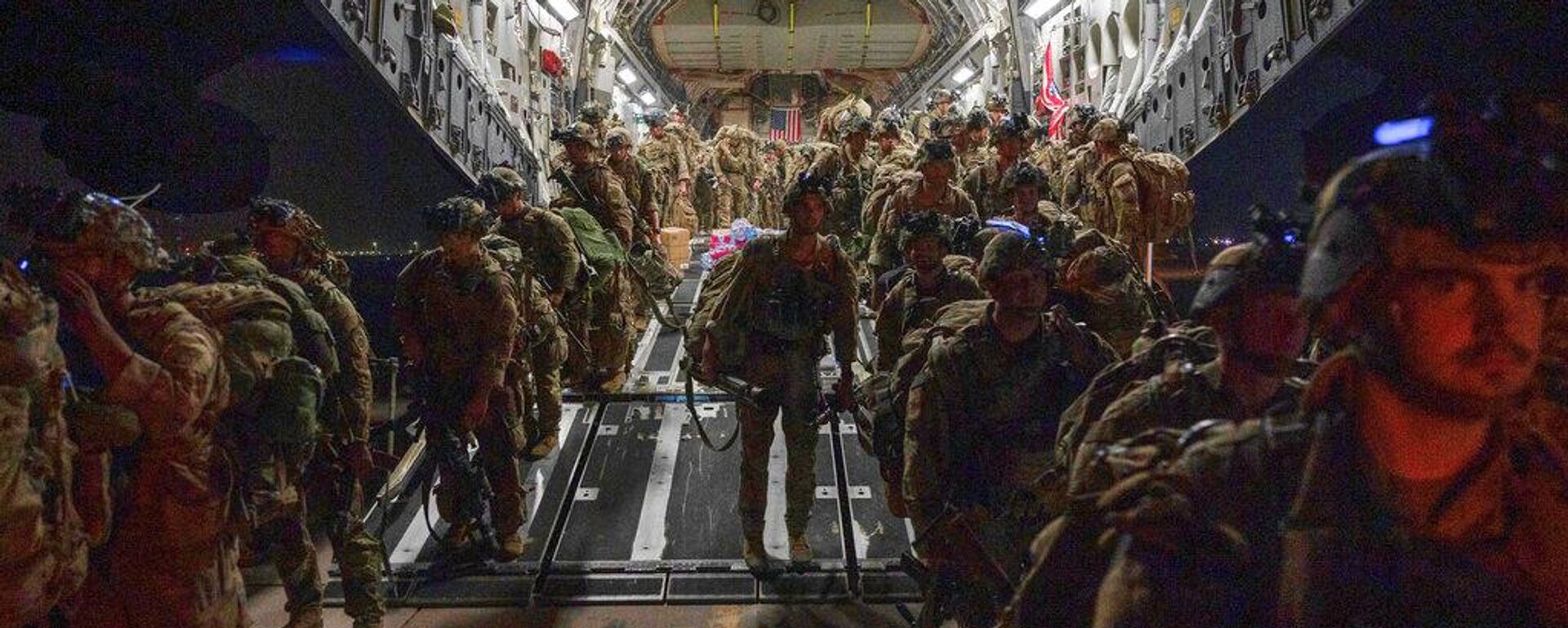 ABD 82. Hava İndirme Tugayı, 2021'de Kuveyt'teki ABD üssüne iniş yaparken böyle görüntülenmişti - Sputnik Türkiye, 1920, 26.03.2026