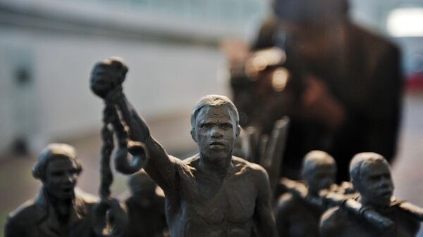 A maquette of a statue in remembrance of enslaved Africans whose lives were sacrificed during the transatlantic slave trade at City Hall, London, Monday, Aug.18, 2008.  - Sputnik Türkiye