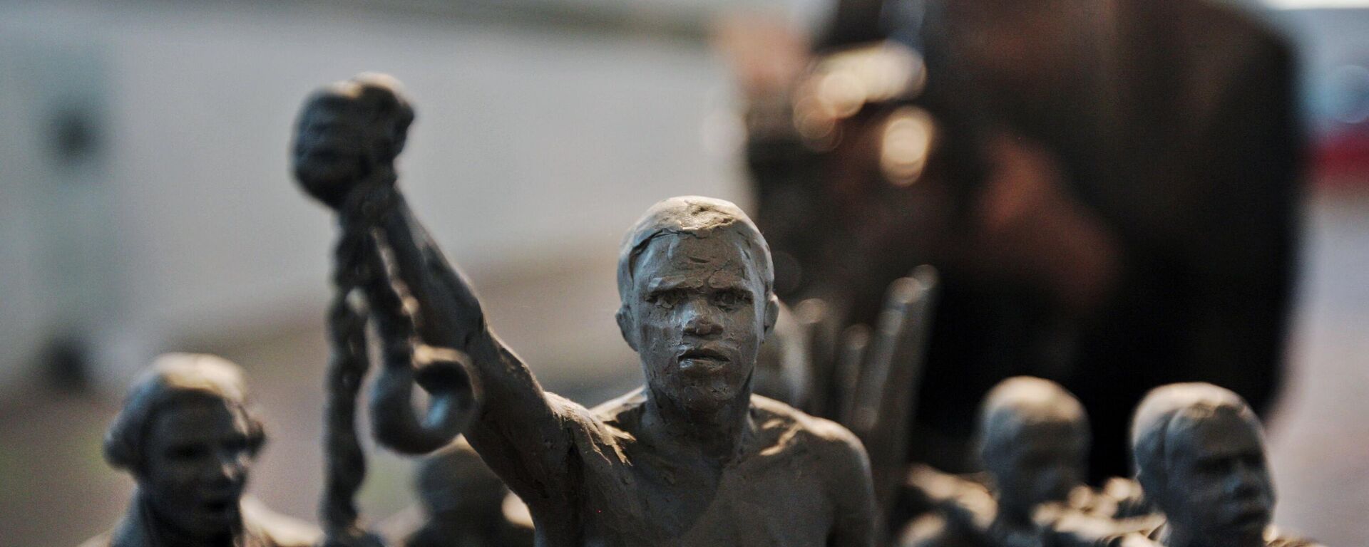 A maquette of a statue in remembrance of enslaved Africans whose lives were sacrificed during the transatlantic slave trade at City Hall, London, Monday, Aug.18, 2008.  - Sputnik Türkiye, 1920, 25.03.2026