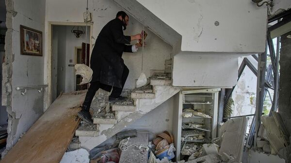 İsrail'in Bnei Brak kentinde, İran'ın misilleme saldırıları sonrası bir bina - Sputnik Türkiye