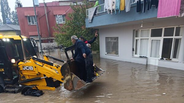 Evlerinde mahsur kalanlar kurtarıldı - Sputnik Türkiye