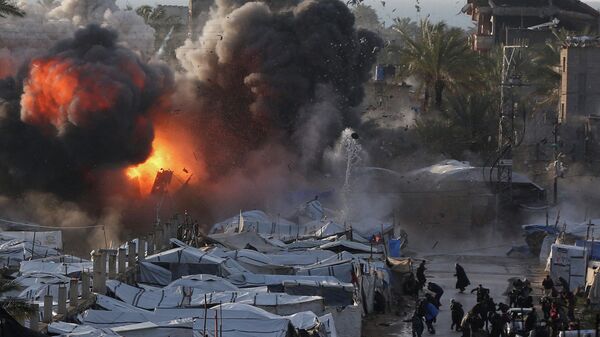 25 Mart 2026’da Gazze Şeridi’nin orta kesimindeki Deyr el-Belah’ta, yerinden edilmiş Filistinlilerin barındığı bir çadır kampının yakınında düzenlenen İsrail saldırısının ardından duman ve alevler yükseldi. - Sputnik Türkiye