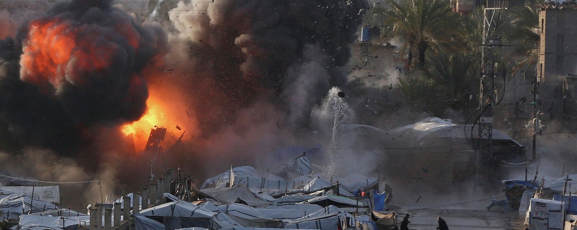 25 Mart 2026’da Gazze Şeridi’nin orta kesimindeki Deyr el-Belah’ta, yerinden edilmiş Filistinlilerin barındığı bir çadır kampının yakınında düzenlenen İsrail saldırısının ardından duman ve alevler yükseldi. - Sputnik Türkiye, 1920, 20.06.2026