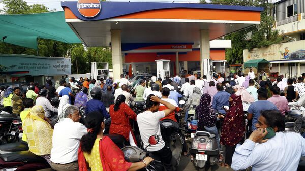 Hindistan’da akaryakıt istasyonunda uzun kuyruklar oluştu - Sputnik Türkiye