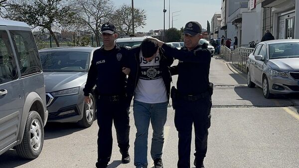 Adana'da hareket halindeki otomobilin direksiyonunu ayağıyla kontrol eden sürücü yakalandı
 - Sputnik Türkiye