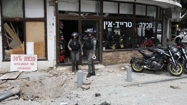 İran'dan İsrail'e atılan misilleme füzeleri, başkent Tel Aviv'deki bazı binalarda hasara oldu. İsrail polisi, olay yerini güvenlik şeridiyle kapatarak inceleme yaptı. - Sputnik Türkiye