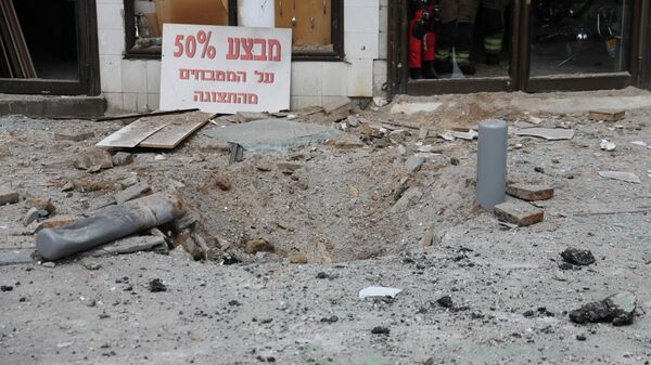 İran'dan İsrail'e atılan misilleme füzeleri, başkent Tel Aviv'deki bazı binalarda hasara oldu. İsrail polisi, olay yerini güvenlik şeridiyle kapatarak inceleme yaptı. - Sputnik Türkiye