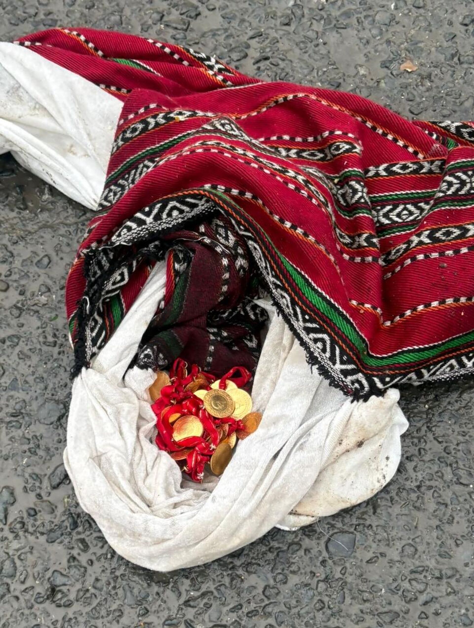 çöpe atılan altınlar bulundu - Sputnik Türkiye, 1920, 26.03.2026