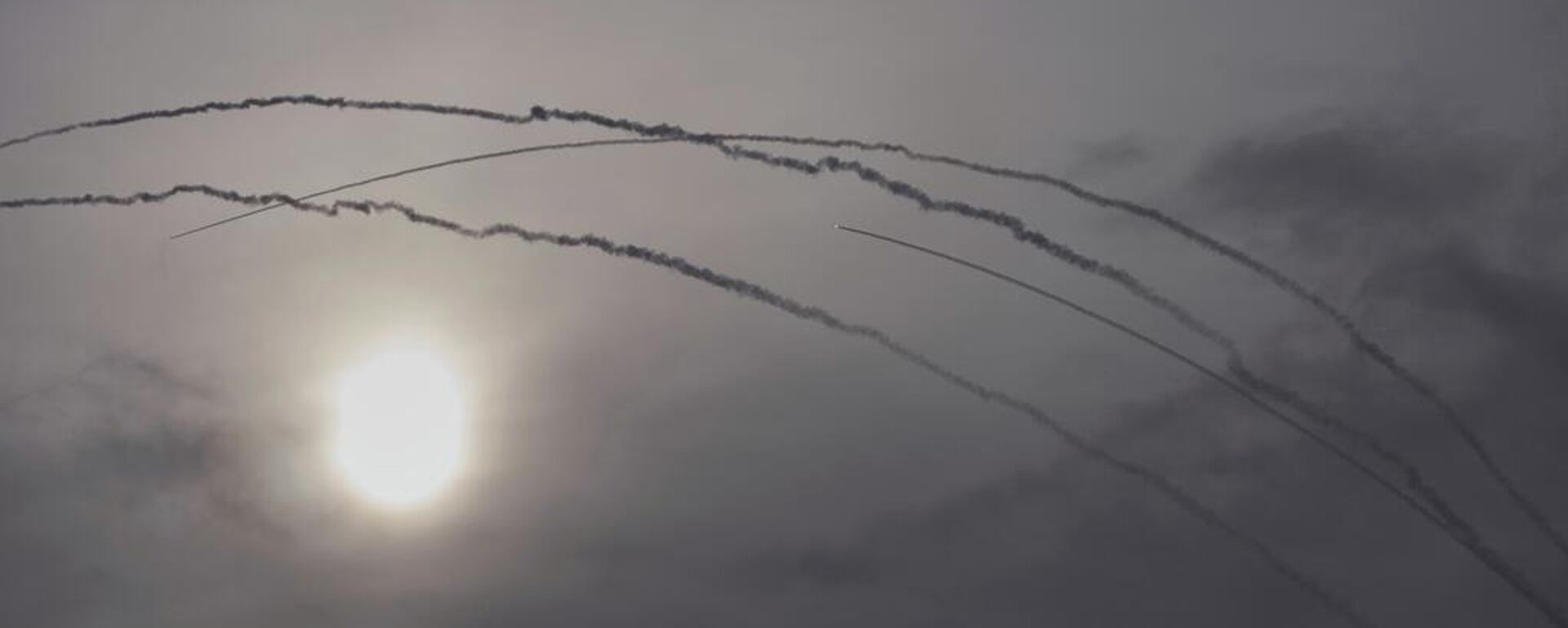 İran'dan atılan misilleme füzesi ve İsrail'den havalanan önleyici füzeler - Sputnik Türkiye, 1920, 26.03.2026