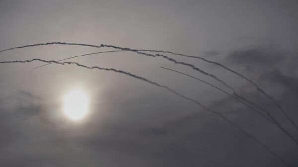 İran'dan atılan misilleme füzesi ve İsrail'den havalanan önleyici füzeler - Sputnik Türkiye