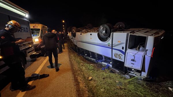 İnfaz koruma memurlarını taşıyan otobüs devrildi - Sputnik Türkiye
