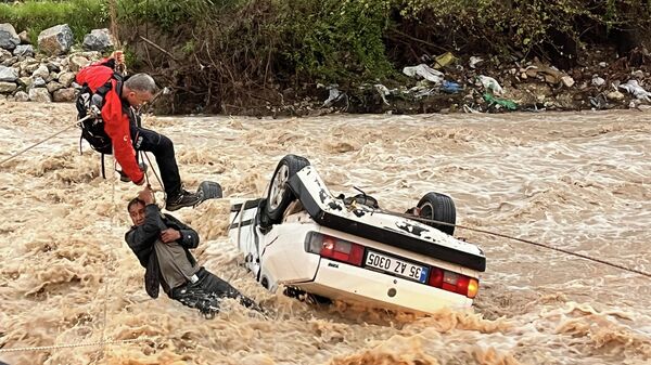 Muğla'nın Milas ilçesinde sele kapılan otomobildeki 2 kişiden biri öldü, diğeri ekiplerce kurtarıldı - Sputnik Türkiye