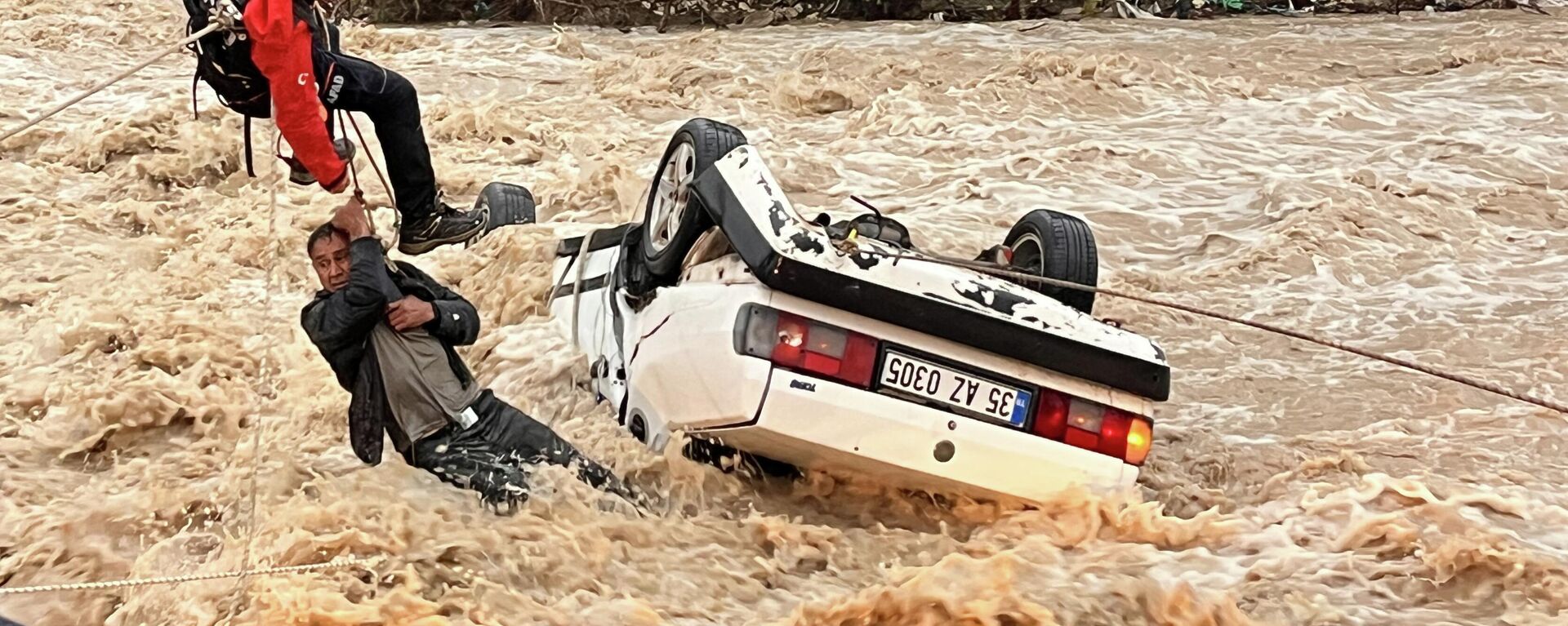 Muğla'nın Milas ilçesinde sele kapılan otomobildeki 2 kişiden biri öldü, diğeri ekiplerce kurtarıldı - Sputnik Türkiye, 1920, 29.03.2026