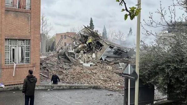 İsrail'in hedef aldığı İran'daki sivil yerleşim yerlerinde ortaya çıkan yıkım görüntülendi - Sputnik Türkiye