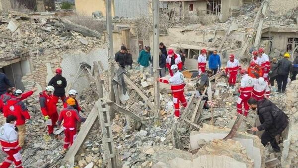 İsrail'in hedef aldığı İran'daki sivil yerleşim yerlerinde ortaya çıkan yıkım görüntülendi - Sputnik Türkiye