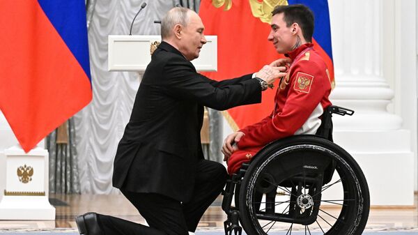 Президент РФ Владимир Путин на церемонии вручения государственных наград российским победителям и призерам XIV зимних Паралимпийских игр в Италии, Россия  - Sputnik Türkiye