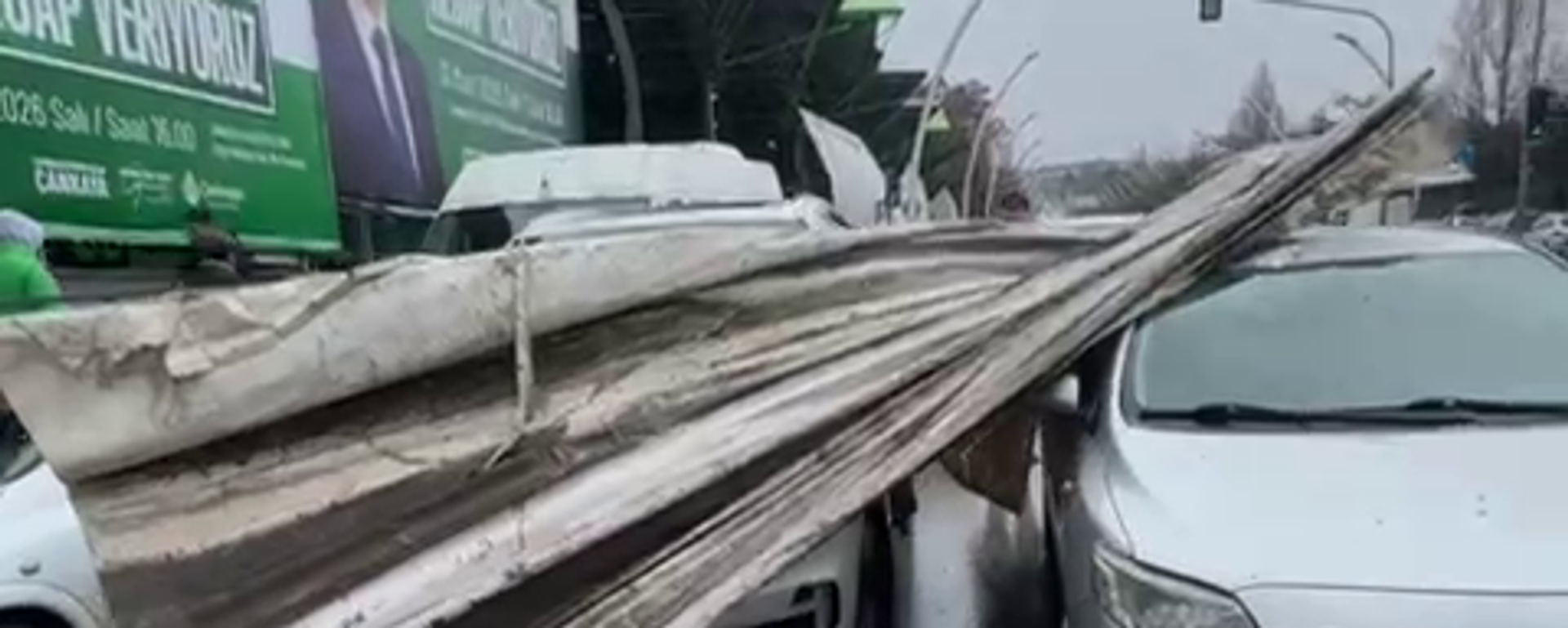 Ankara'da sarı kodlu yağış ve fırtına uyarısı: Ayrancı’daki antika pazarında demirler uçtu bir arabaya saplandı - Sputnik Türkiye, 1920, 29.03.2026