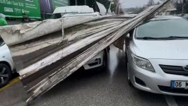 Ankara'da sarı kodlu yağış ve fırtına uyarısı: Ayrancı’daki antika pazarında demirler uçtu bir arabaya saplandı - Sputnik Türkiye