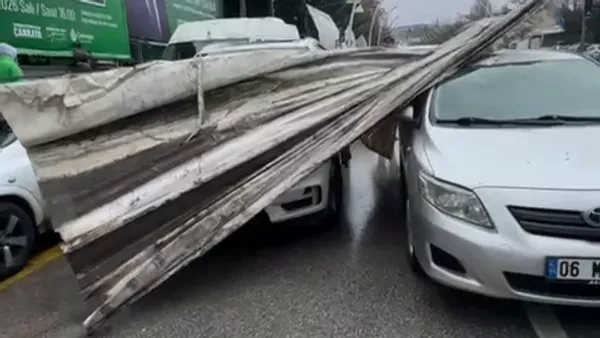 Ankara'da sarı kodlu yağış ve fırtına uyarısı: Ayrancı’da demirler uçtu bir arabaya saplandı