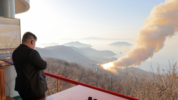金正恩观摩大功率碳纤维固体燃料发动机地上点火试验 - Sputnik Türkiye