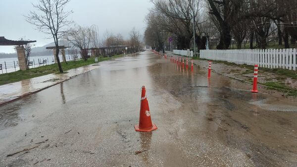 İzmir'in Ödemiş ilçesindeki Gölcük Gölü etkili olan sağanak nedeniyle taştı - Sputnik Türkiye